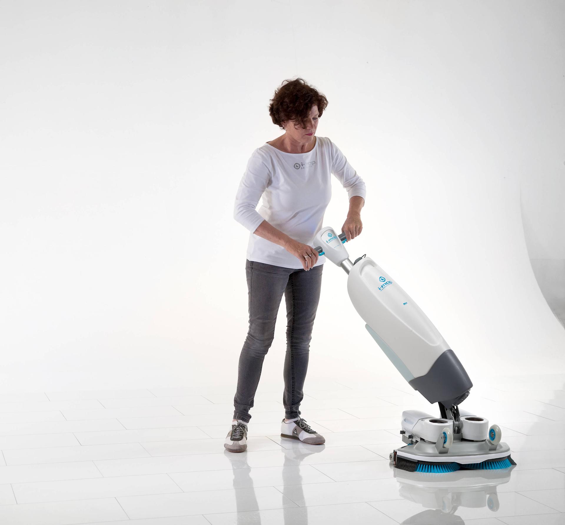 the i-mop floor cleaning machine is easy to use